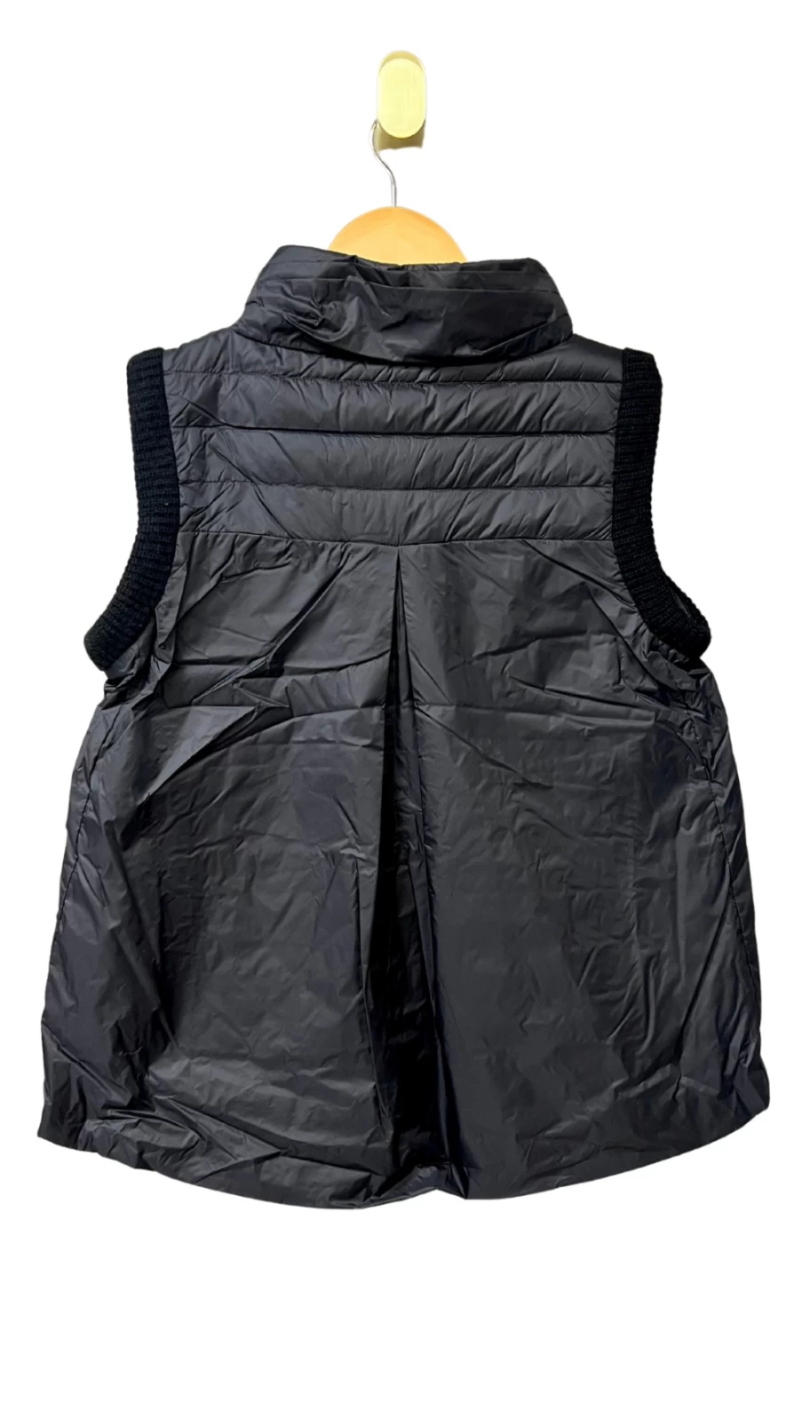 CORTLAND PARK Wynn Black Gilt Puffer Vest for Men & Women - Lightweight Warm Winter Jacket